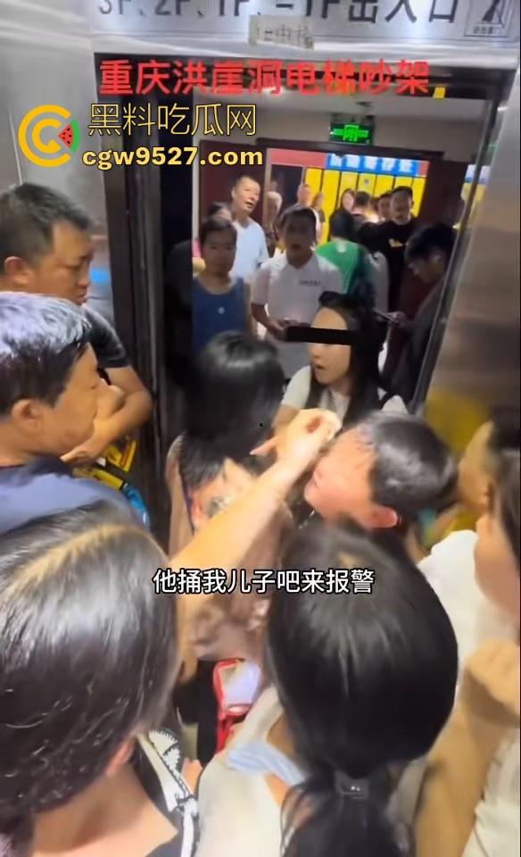 重庆洪崖洞电梯吵架,小孩大战中年老登,老登倚老卖老插队,小孩看不惯直接对骂,该有人出手治一下这些老东西了!-5