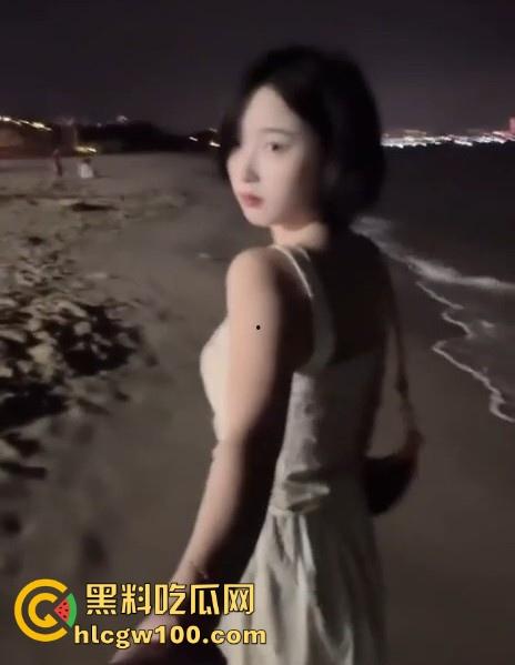 抖音短发反差婊【恶毒小姨】直播走光,忘记关摄像头全程换衣服视频流出,巨乳黑森林一览无遗!-6