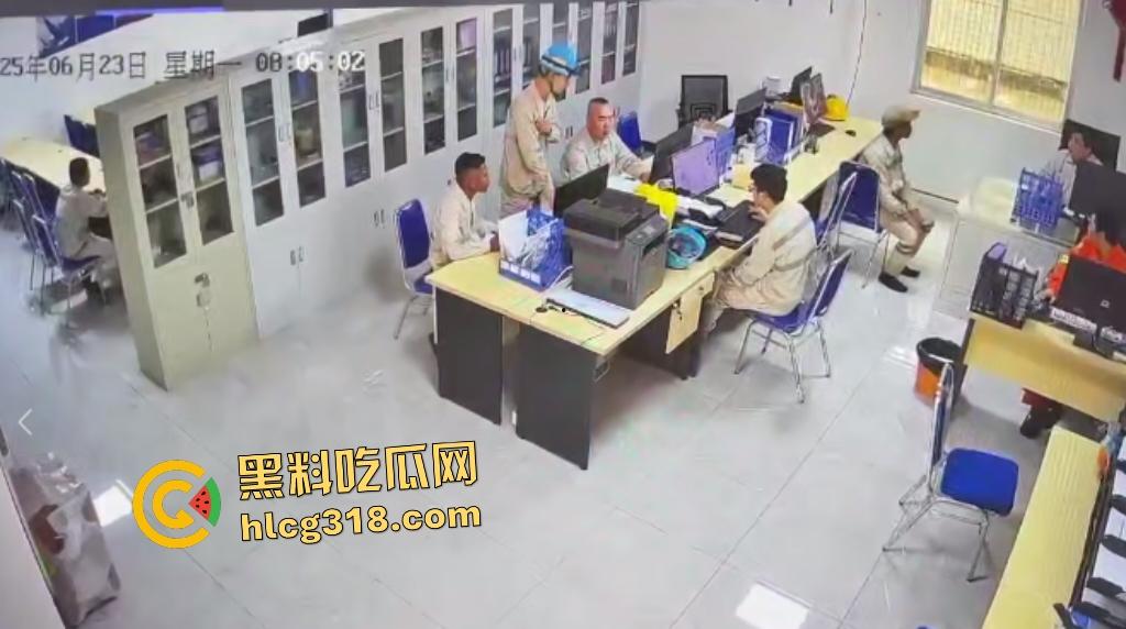 刀仔偷袭工程办公室！员工因看见领导偷情自己老婆的视频连桶数刀报复领导逃逸，这才是真男人啊！