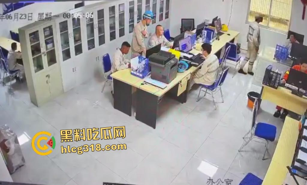 刀仔偷袭工程办公室!员工因看见领导偷情自己老婆的视频连桶数刀报复领导逃逸,这才是真男人啊!-2