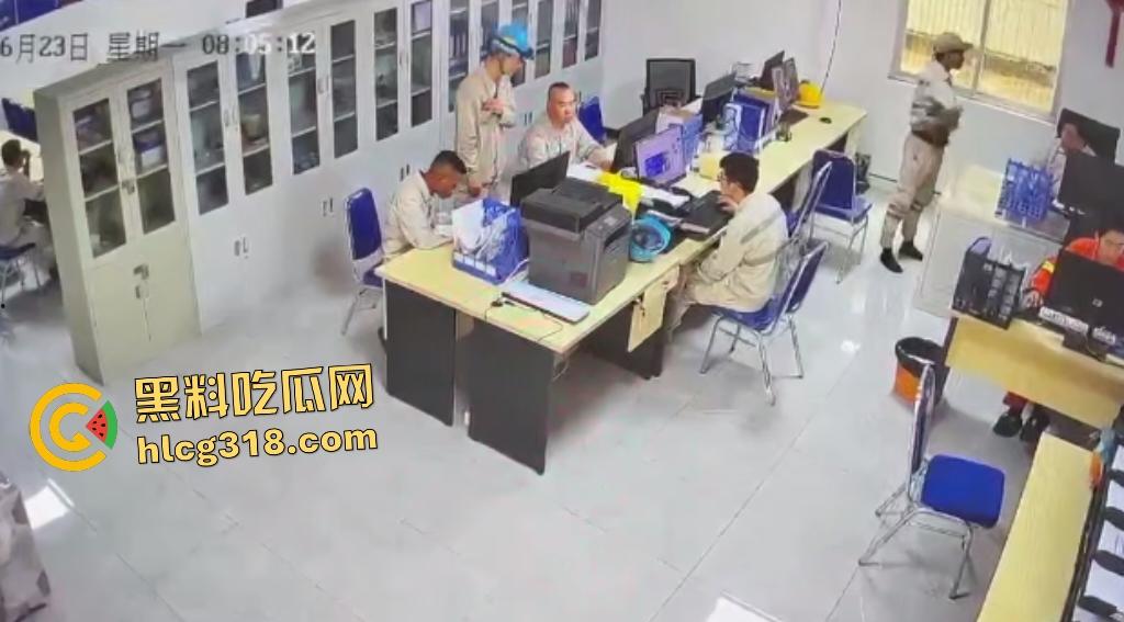 刀仔偷袭工程办公室!员工因看见领导偷情自己老婆的视频连桶数刀报复领导逃逸,这才是真男人啊!-3