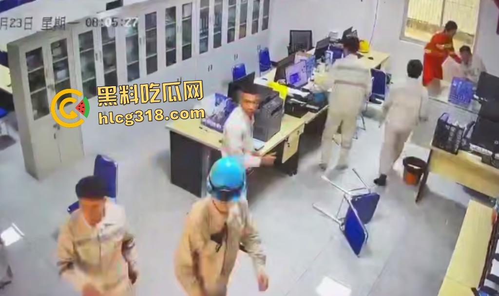 刀仔偷袭工程办公室!员工因看见领导偷情自己老婆的视频连桶数刀报复领导逃逸,这才是真男人啊!-5