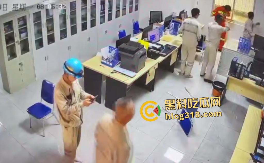 刀仔偷袭工程办公室!员工因看见领导偷情自己老婆的视频连桶数刀报复领导逃逸,这才是真男人啊!-6