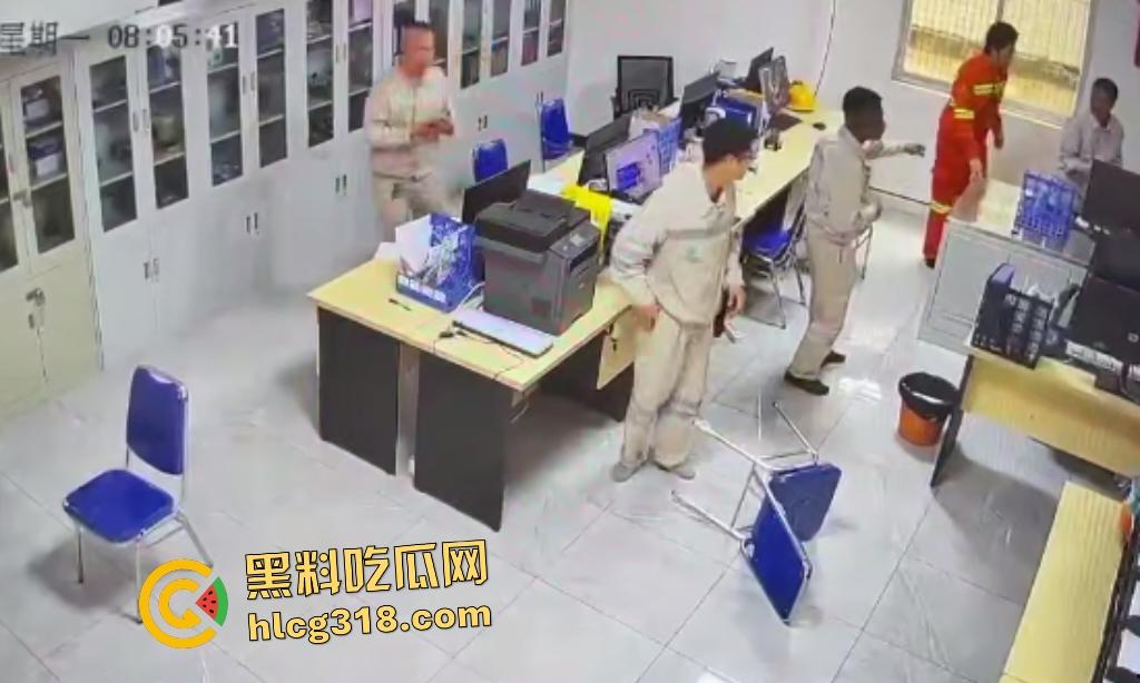 刀仔偷袭工程办公室!员工因看见领导偷情自己老婆的视频连桶数刀报复领导逃逸,这才是真男人啊!-7