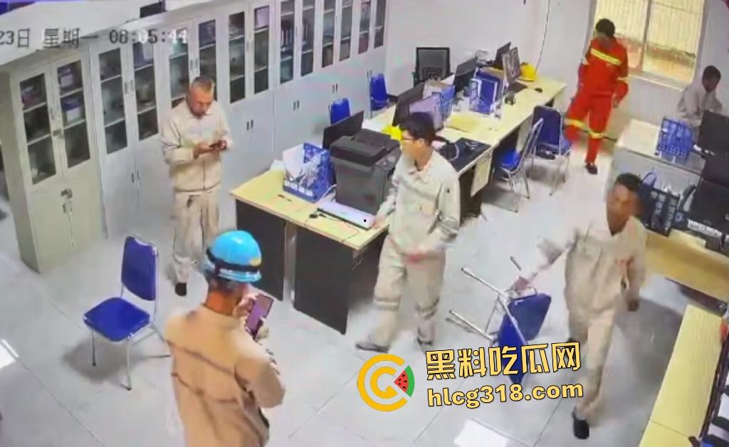 刀仔偷袭工程办公室!员工因看见领导偷情自己老婆的视频连桶数刀报复领导逃逸,这才是真男人啊!-8