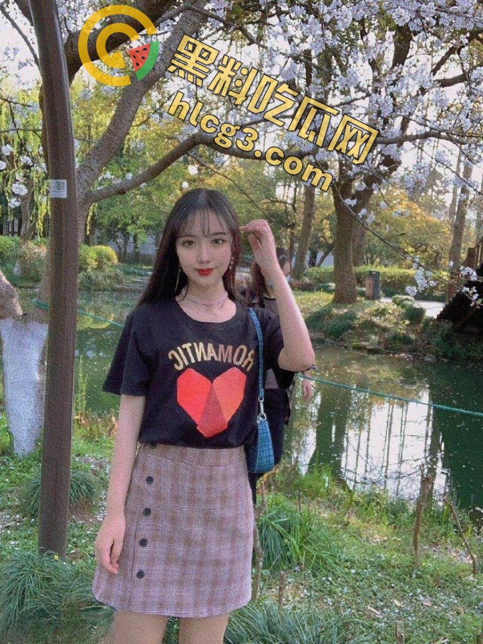 情侣自拍泄密！对镜自慰发给男朋友，男主鸡巴竟然有点短