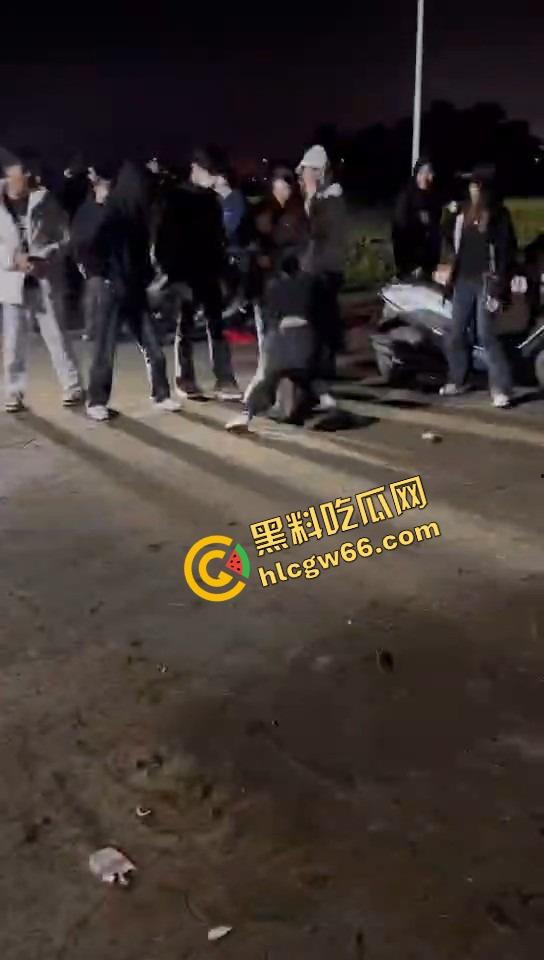 潮汕精神小妹开打了，情敌当街对峙，头发一把把薅，咒骂一句句飙，打到拖鞋都飞出去啦！-3