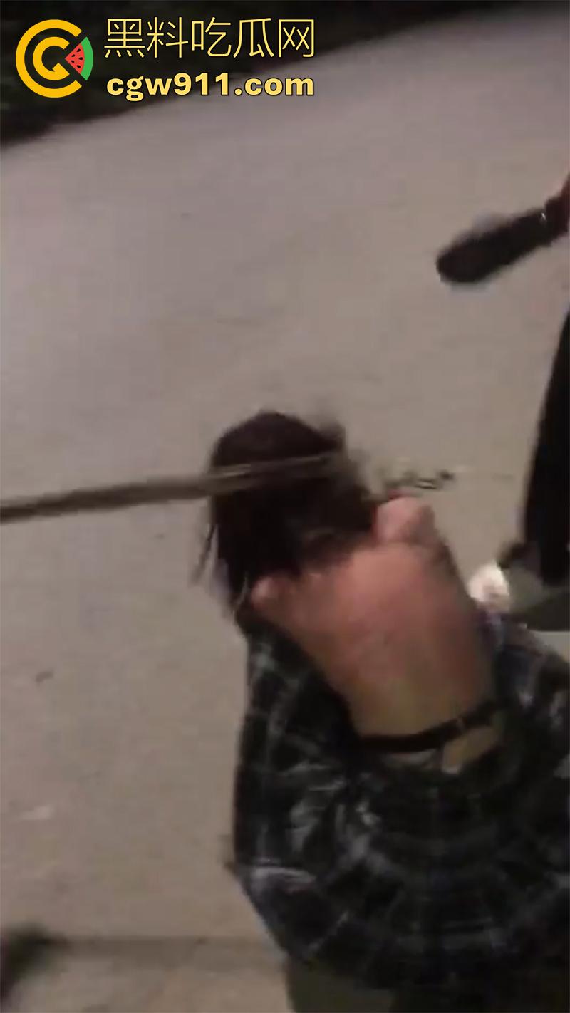 广西翻版陈美娇，靠逼勾引男人见人就睡，结果被其女友发现，带人直接围堵群殴，直接打到下跪磕头！