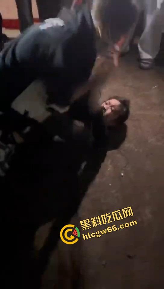 潮汕精神小妹开打了，情敌当街对峙，头发一把把薅，咒骂一句句飙，打到拖鞋都飞出去啦！-10