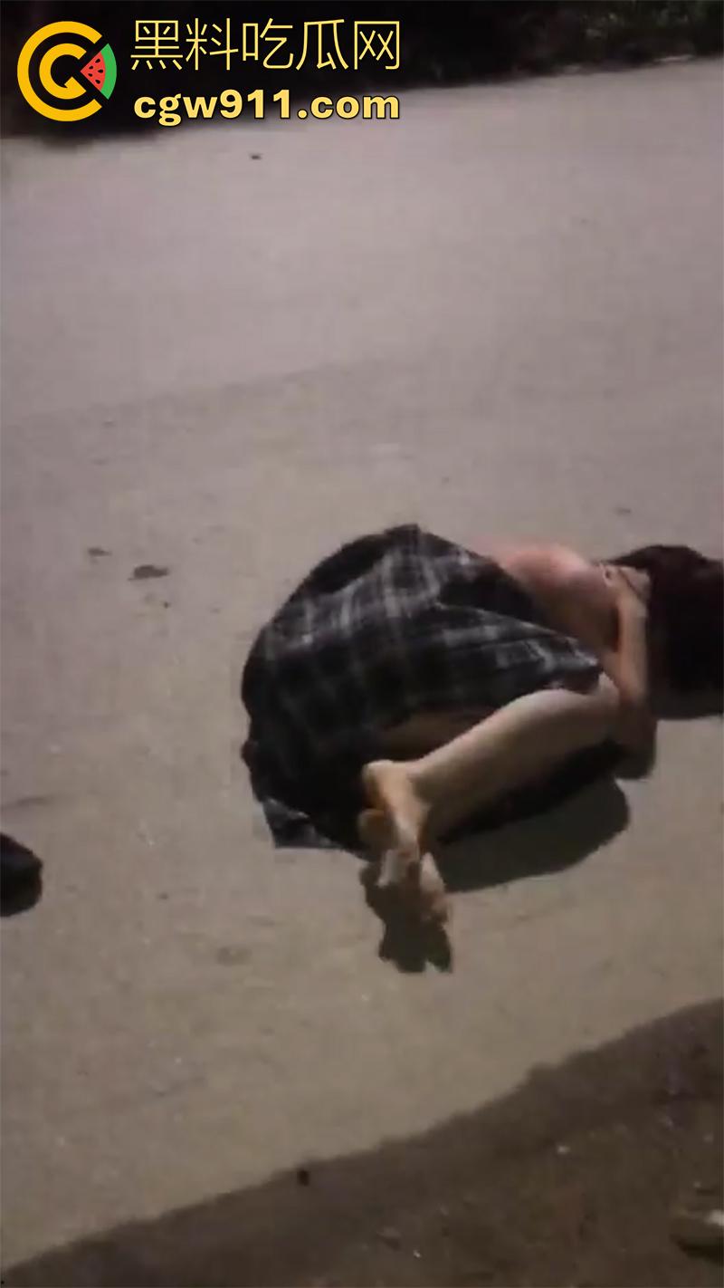 广西翻版陈美娇,靠逼勾引男人见人就睡,结果被其女友发现,带人直接围堵群殴,直接打到下跪磕头!-6