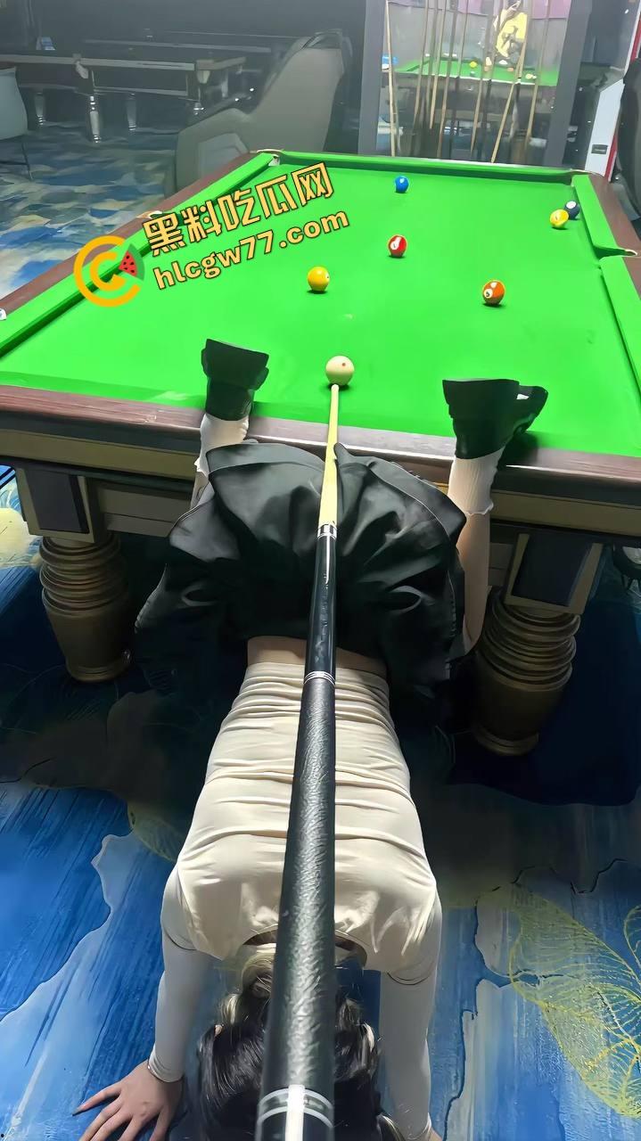 台球厅不打球只点陪玩，台球媛身材顶到不行穿吊带弯腰捡球露沟，拿身体给大哥架杆！-10
