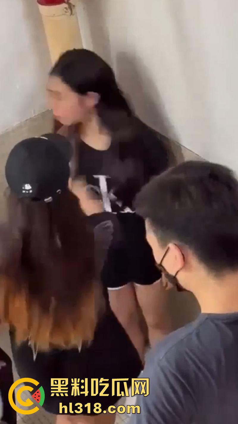 广西清纯小美女遭霸凌，被几个精神小妹，携带黄毛围堵走廊，各种语言嘲讽和扇嘴巴，还录视频炫耀！-4