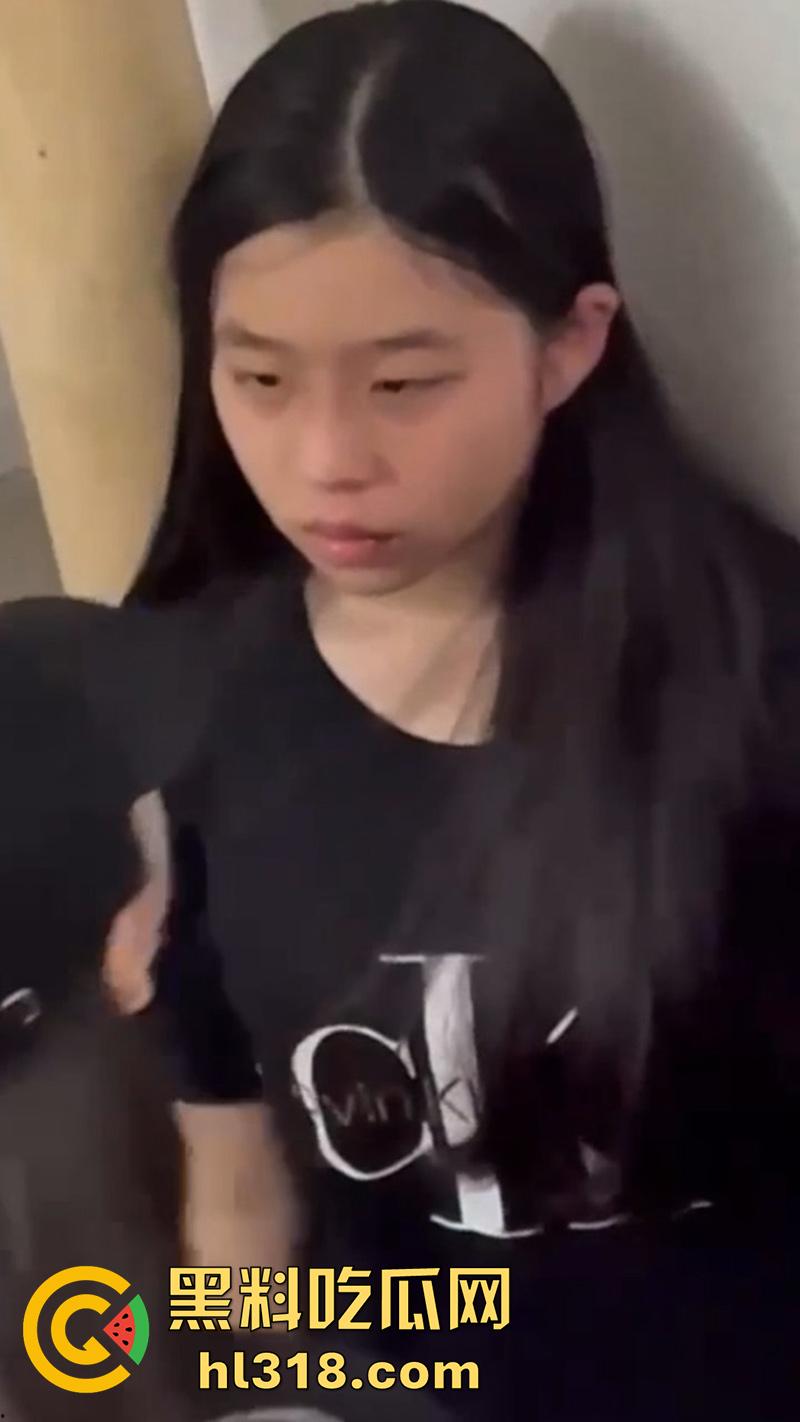 广西清纯小美女遭霸凌，被几个精神小妹，携带黄毛围堵走廊，各种语言嘲讽和扇嘴巴，还录视频炫耀！-7