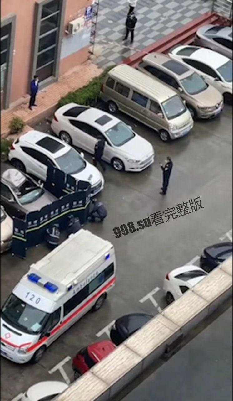 广东惠州 令人抑郁，妈妈抱着孩子一起跳楼，车上大人地上孩子，残忍了！