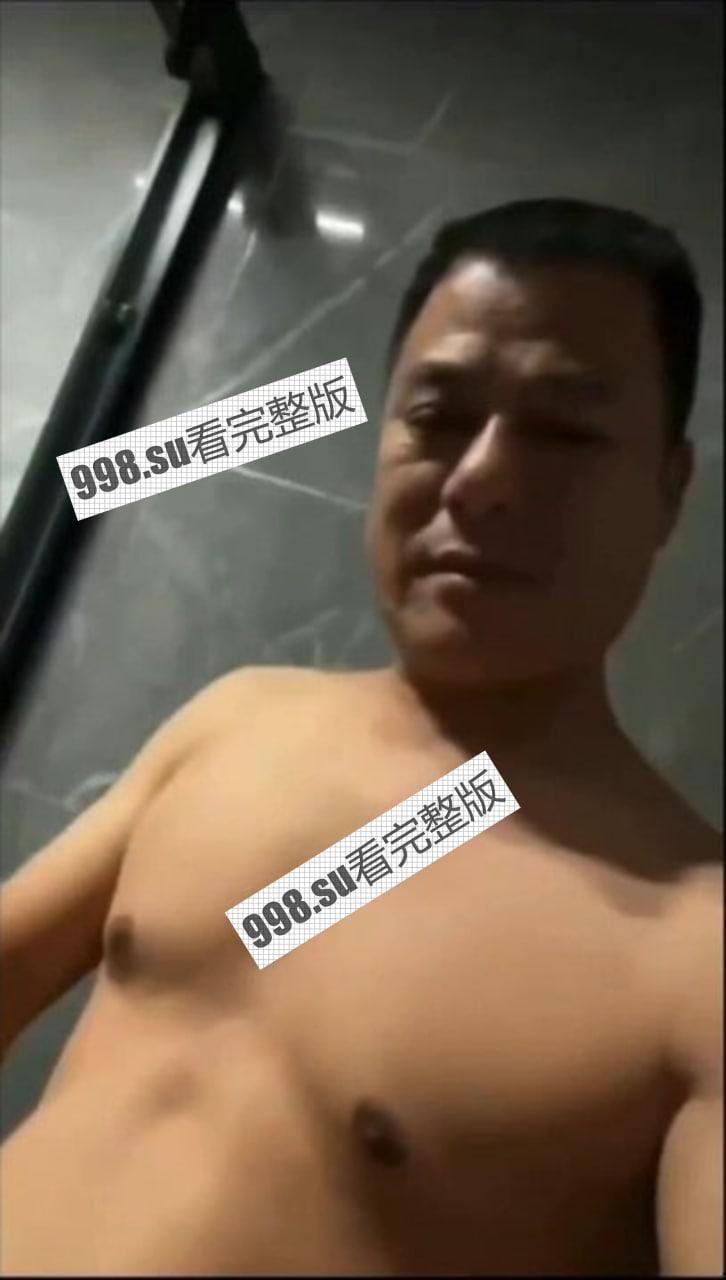 【独家黑料】抖音【疯狂小杨哥】老爸 物业群发自己裸照视频泄露