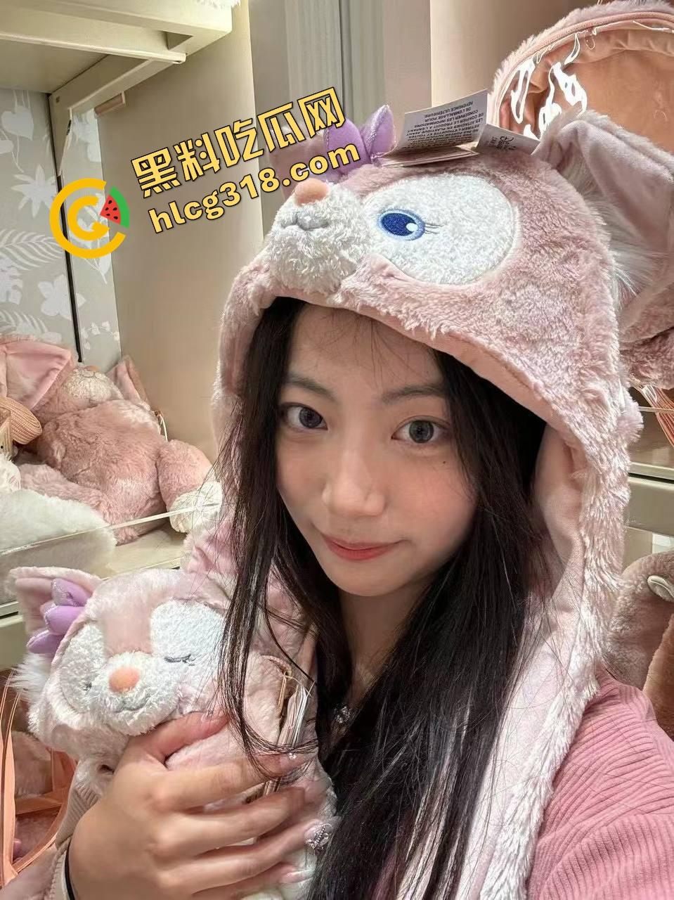 精液不能进我身体，但可以糊我丝袜上，骚母狗一边后入挨操一边叽叽喳喳跟闺蜜打电话聊天！