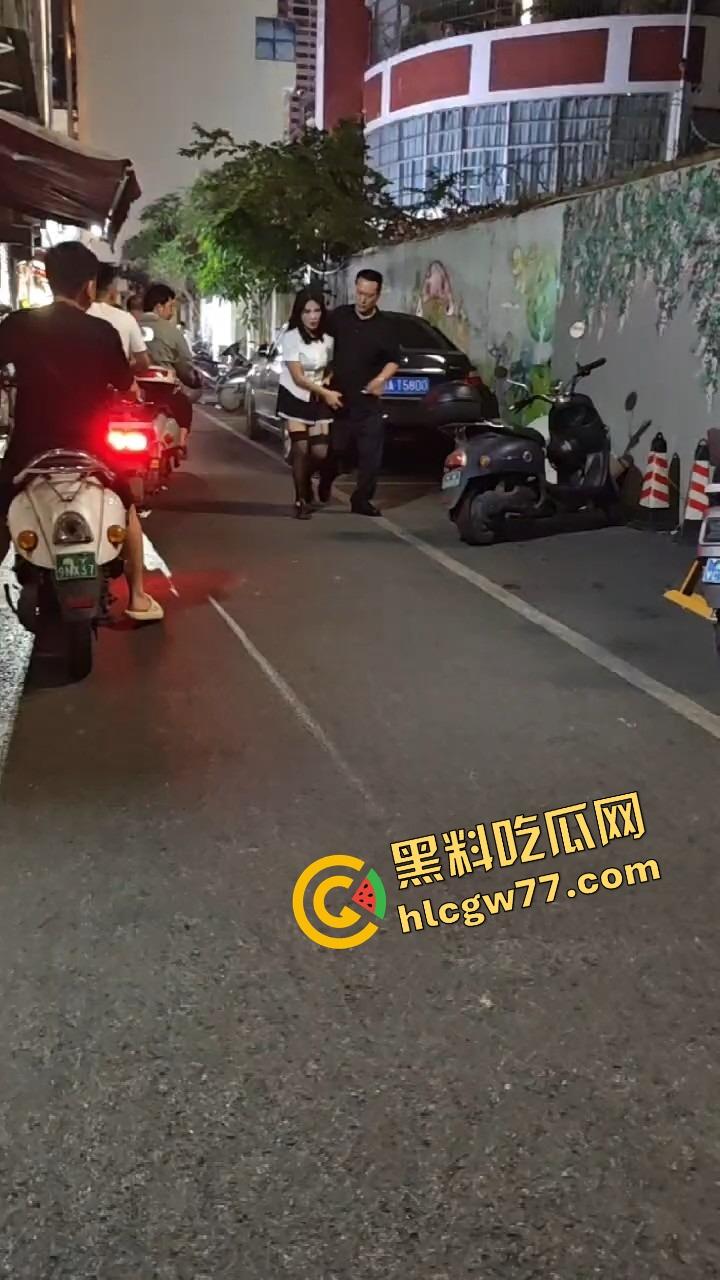 南宁渔网短裙妹站街妹卖快餐,亲爹突袭现场追女,她跑他追 她插翅难飞渔网裆都跑裂了!-2