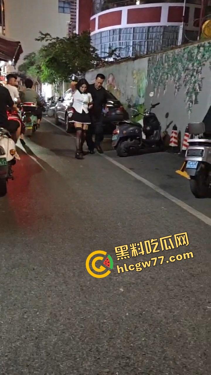南宁渔网短裙妹站街妹卖快餐,亲爹突袭现场追女,她跑他追 她插翅难飞渔网裆都跑裂了!-3
