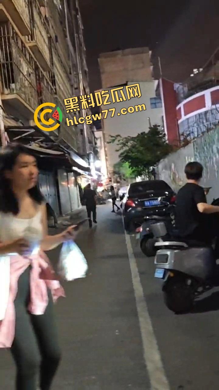 南宁渔网短裙妹站街妹卖快餐,亲爹突袭现场追女,她跑他追 她插翅难飞渔网裆都跑裂了!-10
