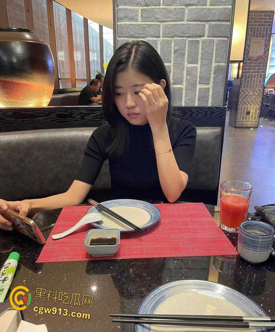 云南省红河州【夏颖】，体制内清纯形象崩塌，各种情趣制服齐上阵，风骚少妇被无套调教玩弄 ！