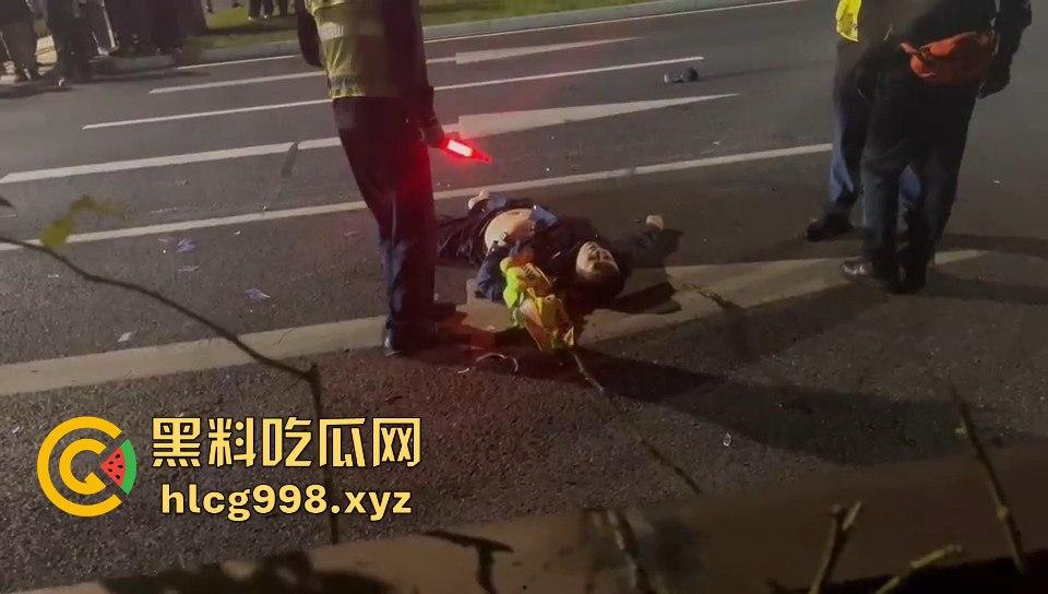 宁波10月10日深夜飙车狂徒闯红灯撞飞辅警!摩托车主嚣张逃逸毫发无损!-2