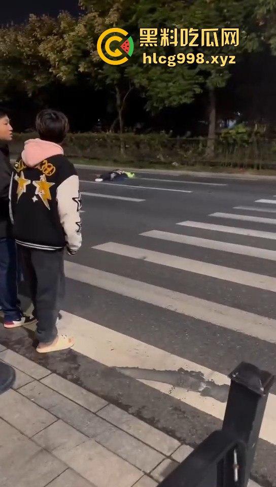 宁波10月10日深夜飙车狂徒闯红灯撞飞辅警!摩托车主嚣张逃逸毫发无损!-3