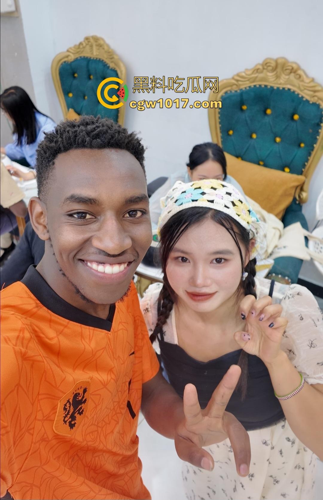 黑哥的大黑吊固然凶猛，但是主播也是身经百战，女上位榨精就是爽，黑牛直接被骑软！