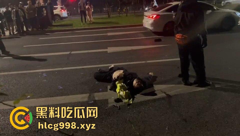 宁波10月10日深夜飙车狂徒闯红灯撞飞辅警!摩托车主嚣张逃逸毫发无损!-5