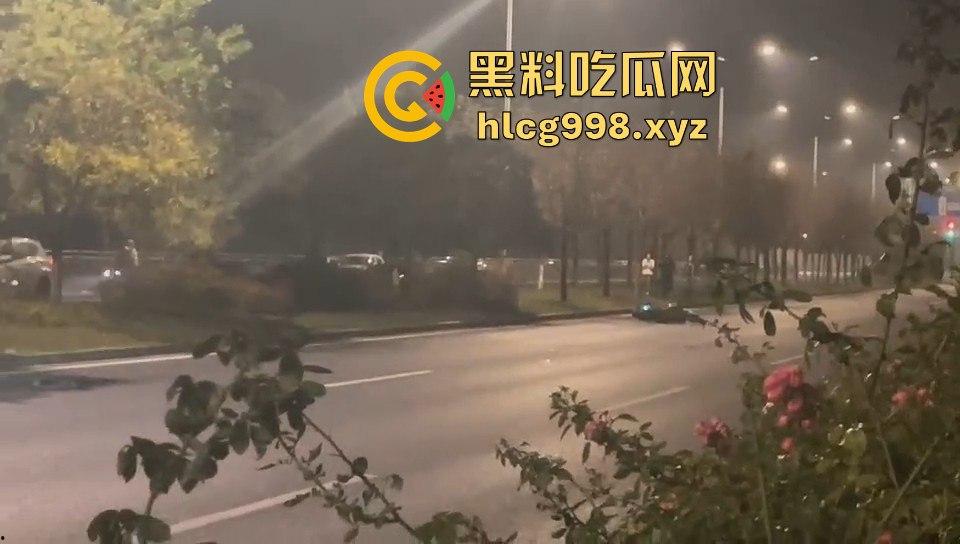 宁波10月10日深夜飙车狂徒闯红灯撞飞辅警!摩托车主嚣张逃逸毫发无损!-11