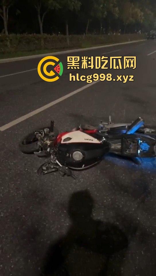 宁波10月10日深夜飙车狂徒闯红灯撞飞辅警!摩托车主嚣张逃逸毫发无损!-13