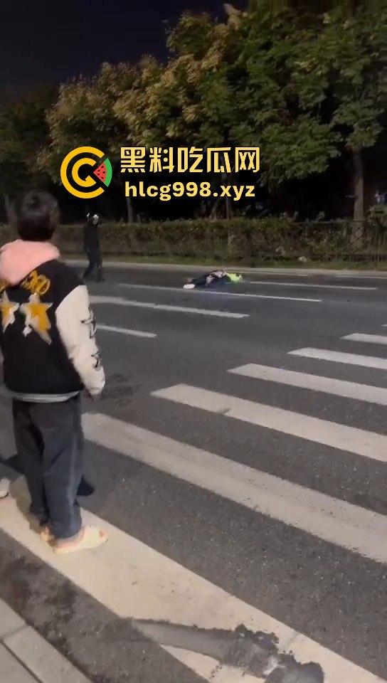 宁波10月10日深夜飙车狂徒闯红灯撞飞辅警!摩托车主嚣张逃逸毫发无损!-14