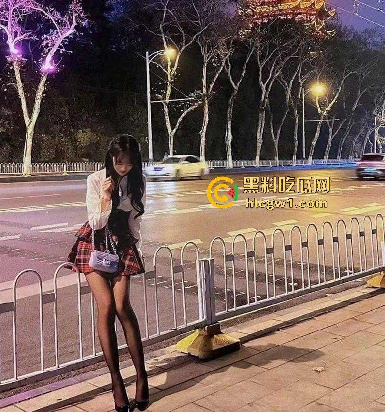 南航高冷空姐『翟子墨 』被富二代玩成SM母狗,制服底下全是调教痕迹,飞行途中还想着被抽打!-2