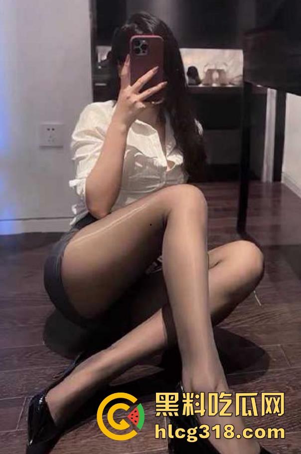 海角乱伦!背着小姨子在厕所跟老妈乱伦， 小姨在房间玩手机，一墙之隔无比刺激！