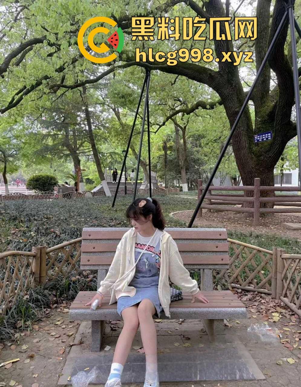 湖南女大学生【孙奥奥】无套内射,娇小身材只为金主敞开骚穴,女神成了圈养工具!-2