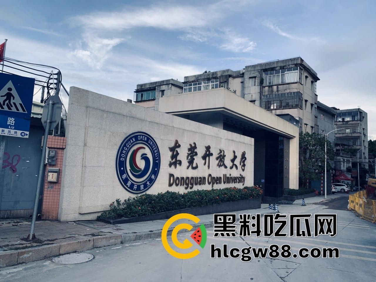 东莞开放大学阳台导管哥爆火，妹子偷拍全程，一边录一边激动，学校这开放程度绝对天花板！