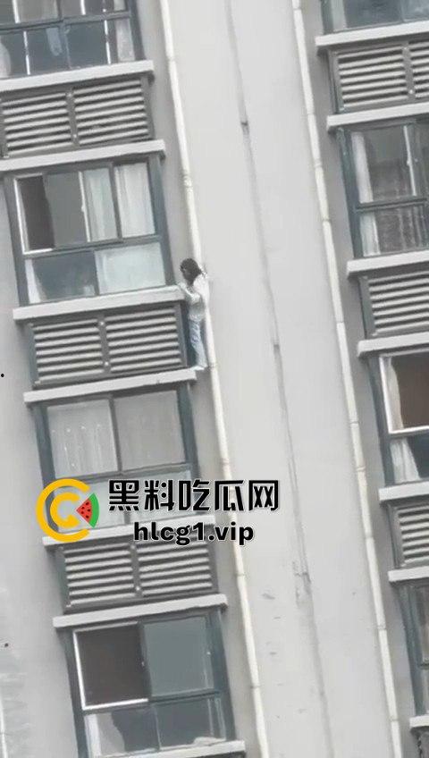 15层高楼修空调！老王徒手下楼不带防护，面子比命重要？