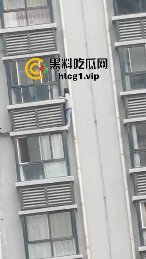 15层高楼修空调!老王徒手下楼不带防护,面子比命重要?-3