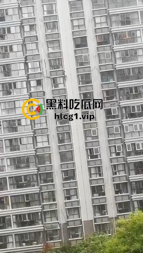 15层高楼修空调!老王徒手下楼不带防护,面子比命重要?-4