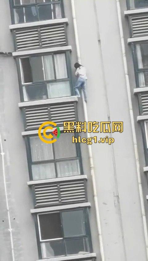 15层高楼修空调!老王徒手下楼不带防护,面子比命重要?-6