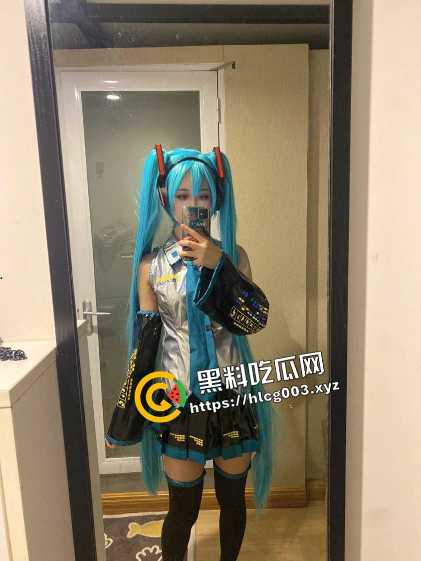 推特【MISDOLicc】萝莉反差少女 年纪轻轻掌握反差密集 各种阿黑颜 纹身 强制高潮 未来可期-5