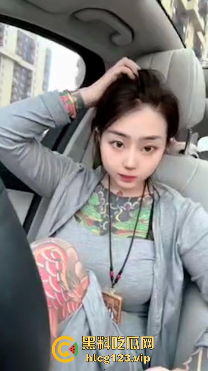 快手小网红【美美美美如】私拍除了奶子全身通体刺青 一字马疯狂甩奶是个实打实的骚货!-2