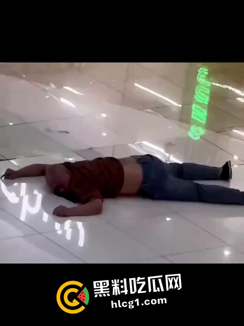 保定万博广场 三天两跳 都直接摔死 现场血腥视频流出-1