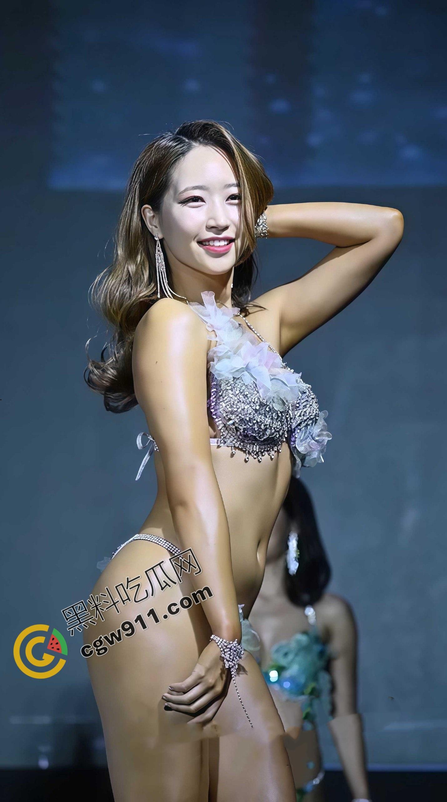 2025亚洲健美大赛紧身衣裹不住的巨乳蜜桃翘臀,汗水顺着大腿滴落,每一下都在撩爆观众欲火!-2