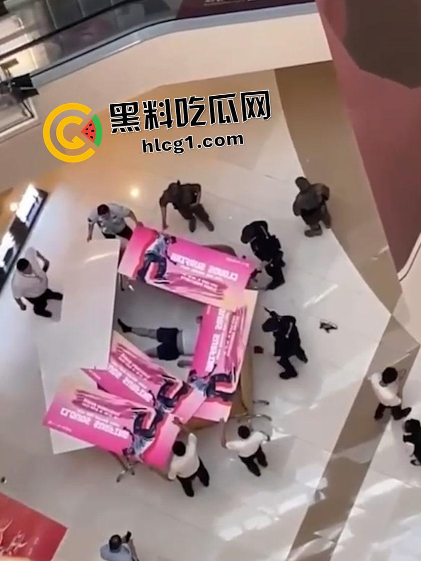 保定万博广场 三天两跳 都直接摔死 现场血腥视频流出-3