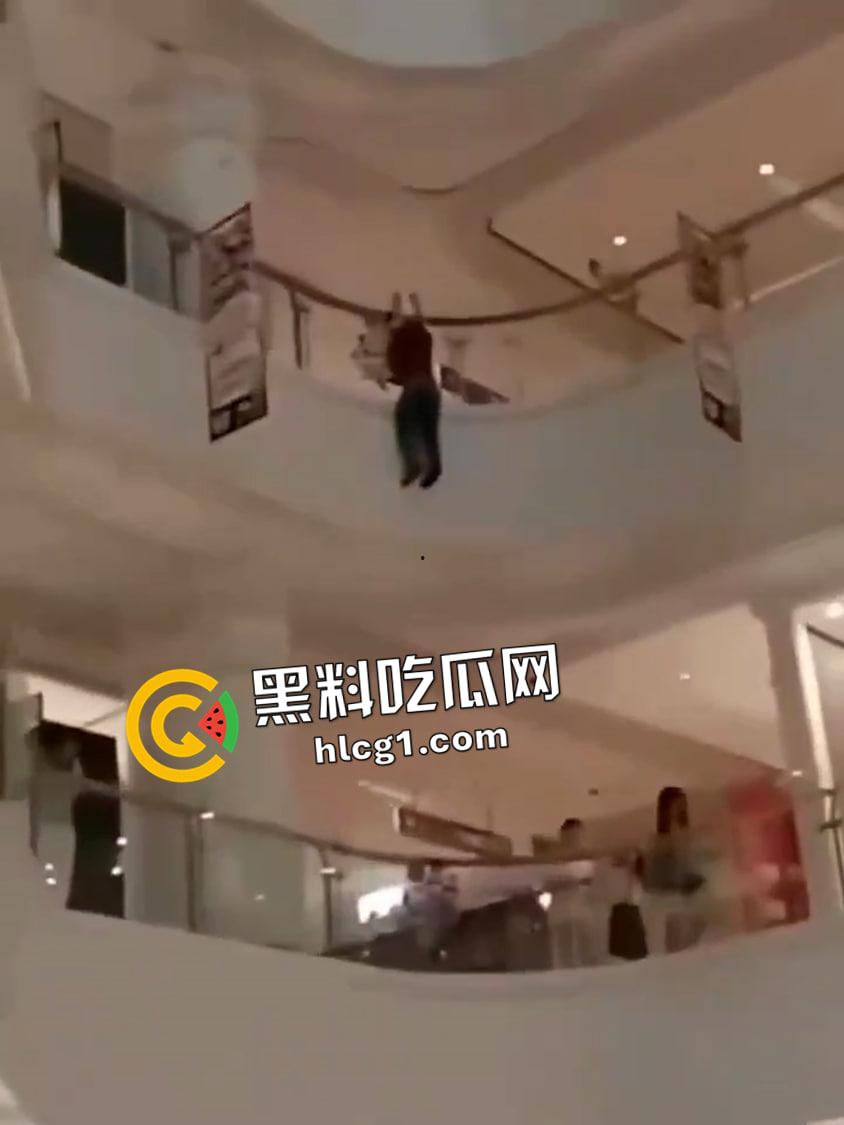 保定万博广场 三天两跳 都直接摔死 现场血腥视频流出-4