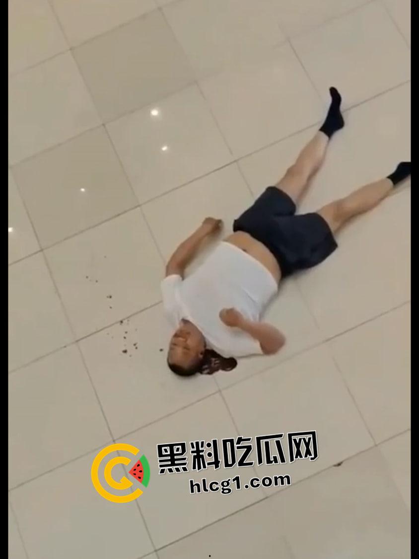 保定万博广场 三天两跳 都直接摔死 现场血腥视频流出-5