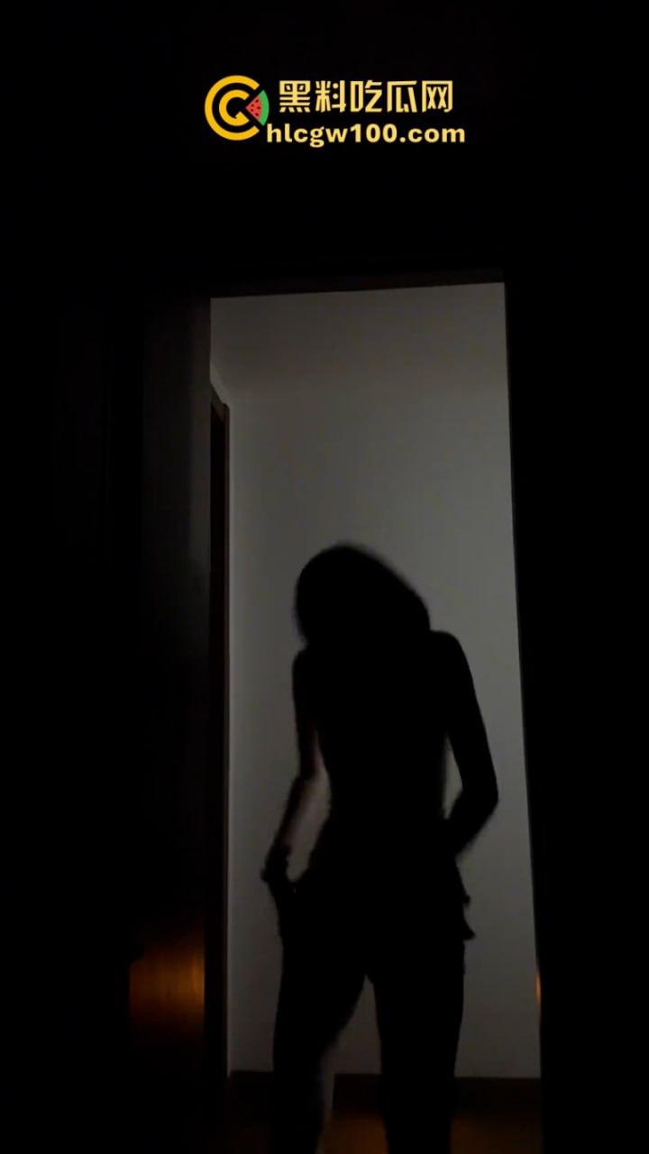 抖音10W粉丝女网红【小黑马】直播闪现露点 被手快的狼友们直接录屏-7