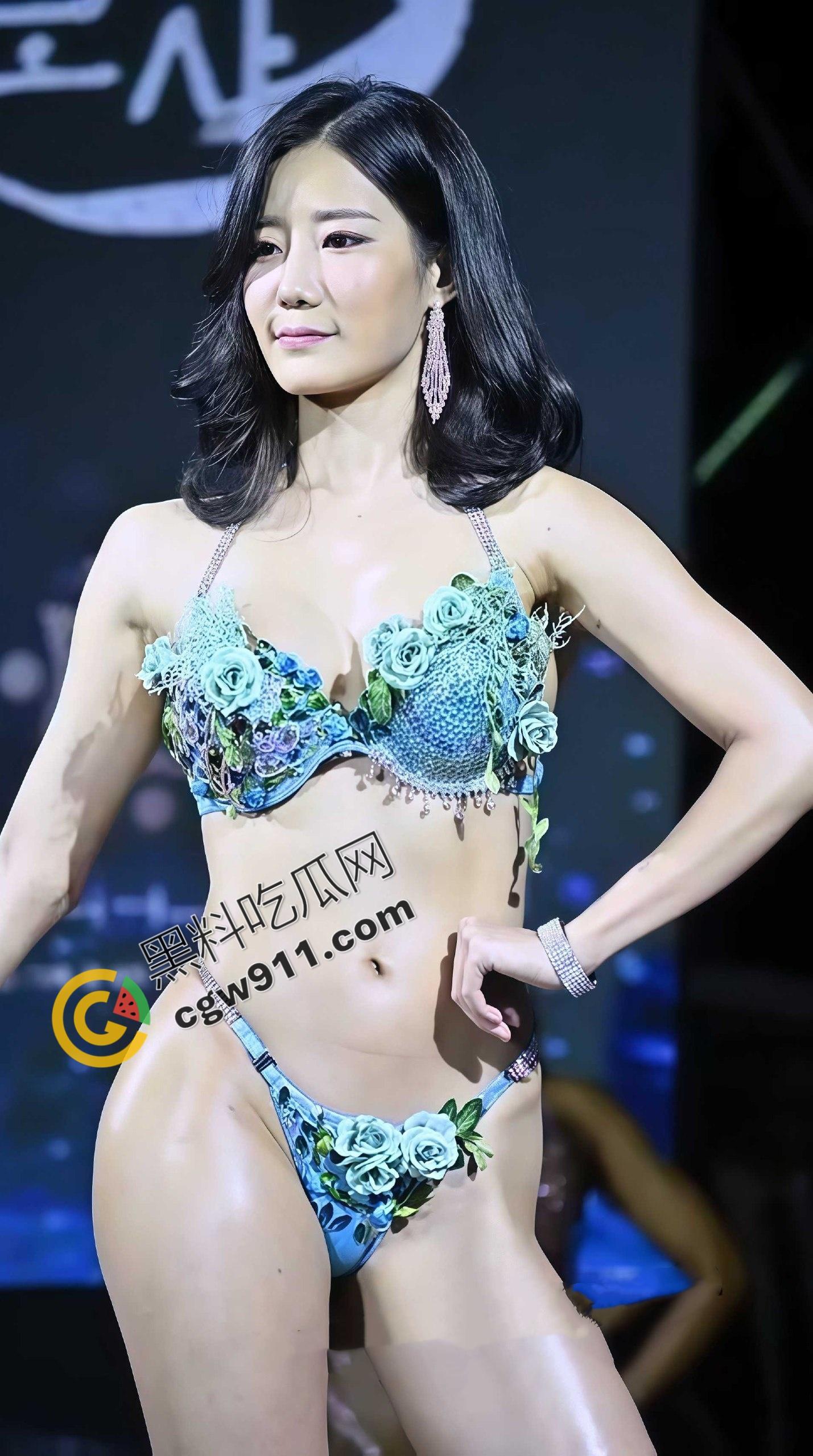 2025亚洲健美大赛紧身衣裹不住的巨乳蜜桃翘臀,汗水顺着大腿滴落,每一下都在撩爆观众欲火!-7