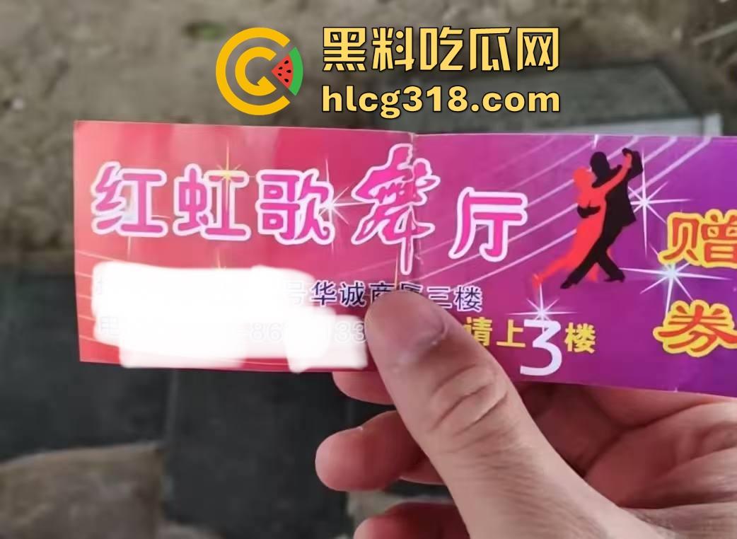 大爷歌厅娱乐场到处扣扣,扣到大妈满地都是水,大妈一脸享受,感觉大爷年轻几年掏枪当场干了!-1