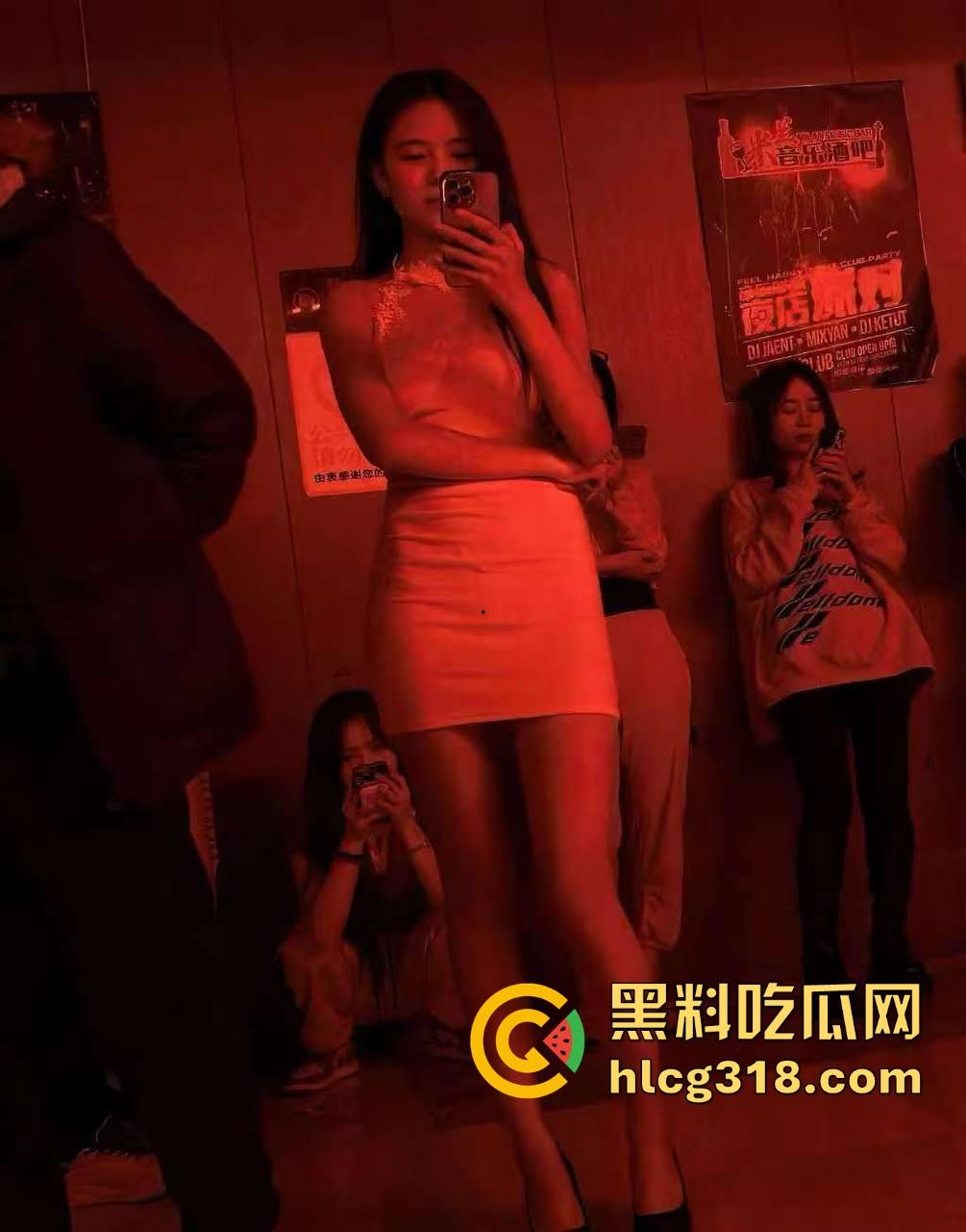 大爷歌厅娱乐场到处扣扣,扣到大妈满地都是水,大妈一脸享受,感觉大爷年轻几年掏枪当场干了!-2